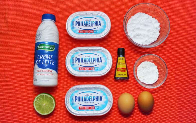 Os ingredientes do recheio do nosso cheesecake: creme de leite, limão, cream cheese, essência de baunilha, açúcar, farinha de trigo e ovos