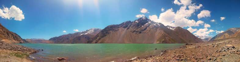 Panorâmica do céu azul, águas verdes e belas montanhas no Embalse el Yeso a 100 km de Santiago Panorâmica do céu azul, águas verdes e belas montanhas no Embalse el Yeso a 100 km de Santiago
