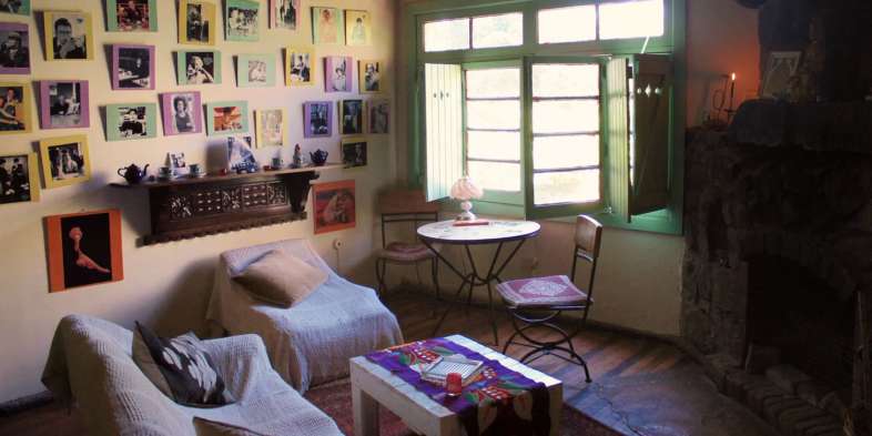 Sala aconchegante ao lado do ambiente com as mesas para refeicoes do Café Dejavu no Cajón del Maipo