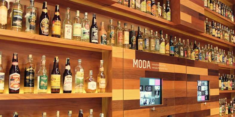 Uma parede inteira das mais diversas cachaças de Minas Gerais Uma parede inteira das mais diversas cachaças de Minas Gerais