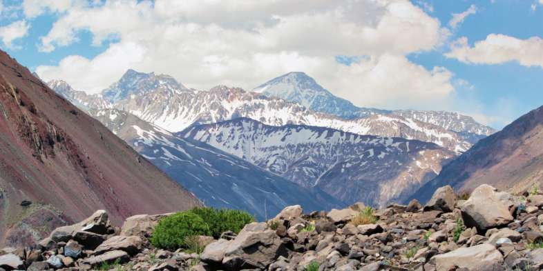 Vista das montanhas que cercam o Embalse el Yeso no Cajón del Maipo no Chile Vista das montanhas que cercam o Embalse el Yeso no Cajón del Maipo no Chile