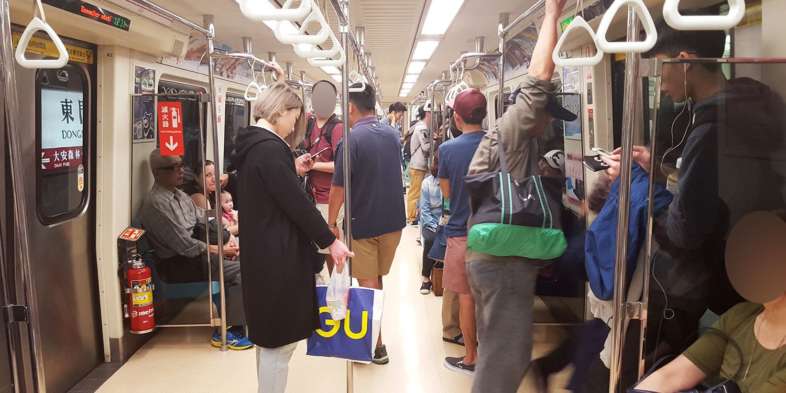Dentro de um vagão no metrô de Taipei em Taiwan