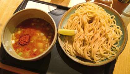 Kara Tsukemen Ramen do JoJo Ramen. Kara é uma mistura de pimentas e caldo e macarrão vêm separados