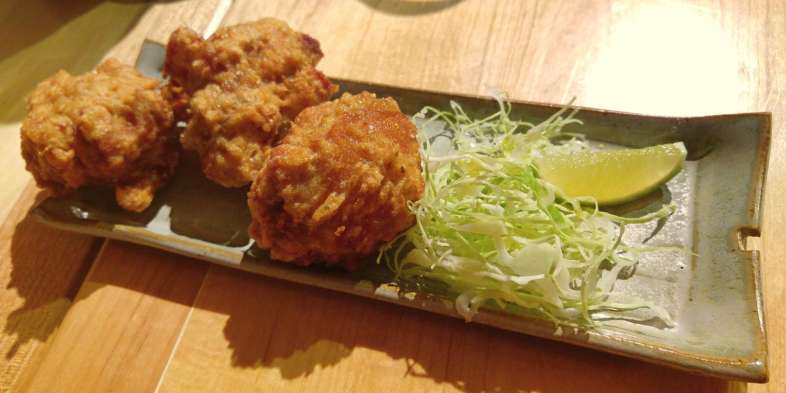 Karague: frango frito levemente empanado e bem temperado do JoJo Ramen Karague: frango frito levemente empanado e bem temperado do JoJo Ramen