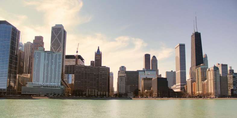 O John Hancock Center, edíficio que abriga o observatório 360 Chicago, visto do Milton Lee Olive Park