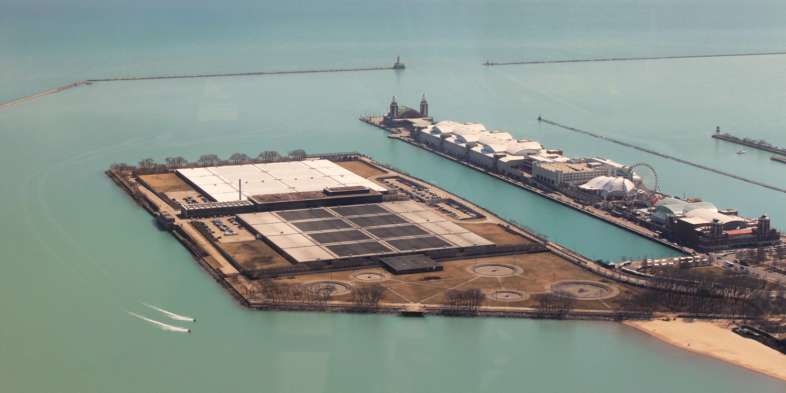 O Milton Lee Olive Park e o Navy Pier vistos do observatório 360 Chicago no alto do John Hancock Center