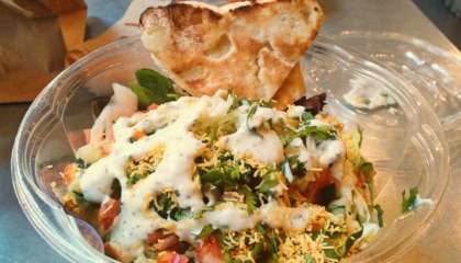 O prato com base de salada do Naansense, casa de comida indiana rápida de Chicago