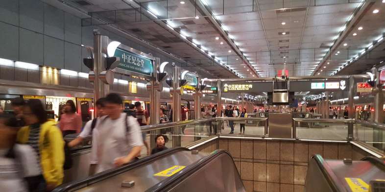 Plataforma de uma estação de metrô em Taiwan