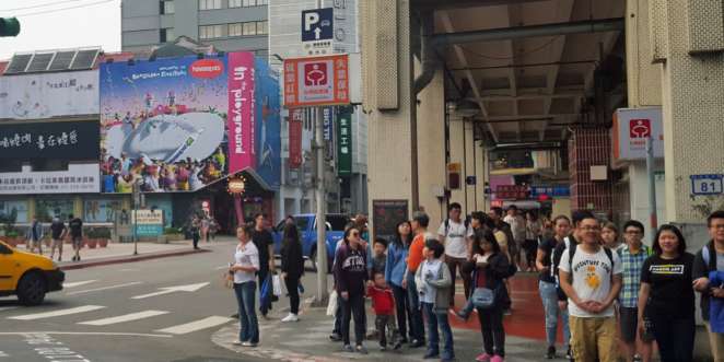 Rua de Taipei com anúncio das Havaianas e nenhum ocidental à vista Rua de Taipei com anúncio das Havaianas e nenhum ocidental à vista