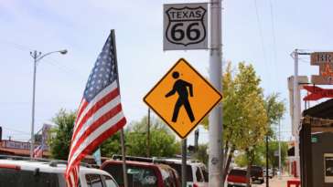 Sinalização da antiga Rota 66 no distrito histórico da estrada na cidade de Amarillo no Texas