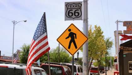 Sinalização da antiga Rota 66 no distrito histórico da estrada na cidade de Amarillo no Texas