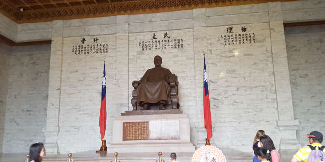 A estátua de Chiang Kai-shek no Chiang Kai-shek Memorial Hall em Taipei A estátua de Chiang Kai-shek no Chiang Kai-shek Memorial Hall em Taipei