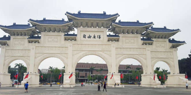 Arcos da entrada do Chiang Kai-shek Memorial Hall em Taipei Arcos da entrada do Chiang Kai-shek Memorial Hall em Taipei