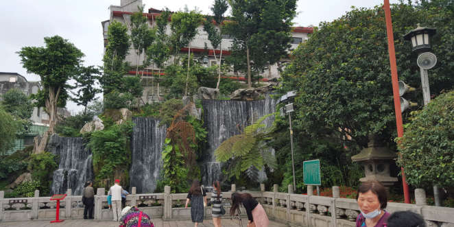 As quedas d'água na entrada do templo taoísta Longshan Temple em Taipei As quedas d'água na entrada do templo taoísta Longshan Temple em Taipei