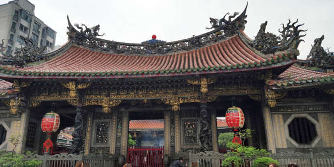 Fachada do templo taoísta Longshan Temple em Taipei Fachada do templo taoísta Longshan Temple em Taipei