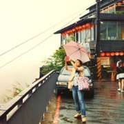 O belo cenário da Jiu Fen Old Street sendo fotografado por outra turista - Capa