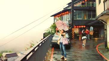 O belo cenário da Jiu Fen Old Street sendo fotografado por outra turista - Capa