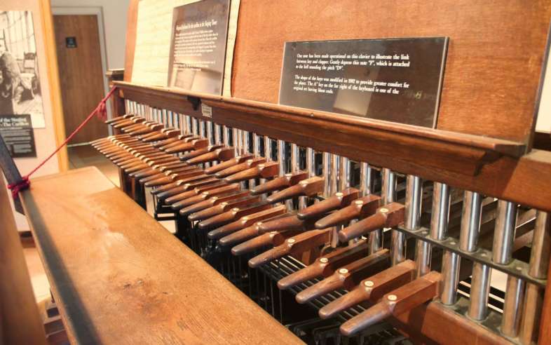 O teclado original do carrilhão da Singing Tower, substituído em 1987, está em exposição no centro de visitantes do Bok Tower Gardens