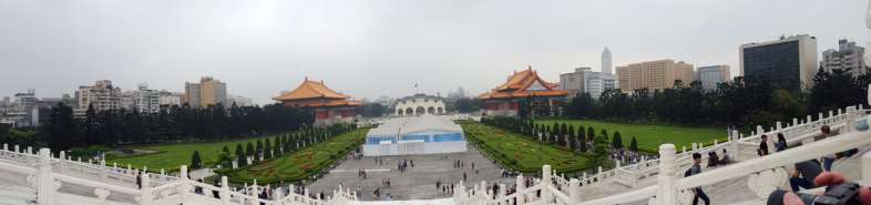 Panorâmica da área externa do Chiang Kai-shek Memorial Hall em Taipei Panorâmica da área externa do Chiang Kai-shek Memorial Hall em Taipei