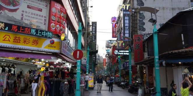 Uma das ruas repletas de lojas de Ximending, o bairro moderno de Taipei Uma das ruas repletas de lojas de Ximending, o bairro moderno de Taipei