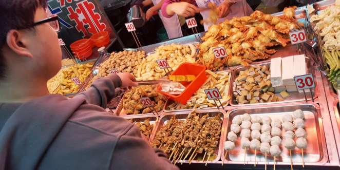 Barraca de frutos do mar no Night Market Barraca de frutos do mar no Night Market
