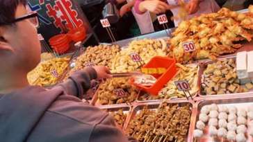 Barraca de frutos do mar no Night Market - Capa