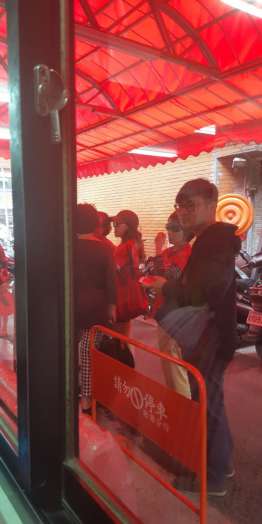 Fila para comer o Beef Noodle