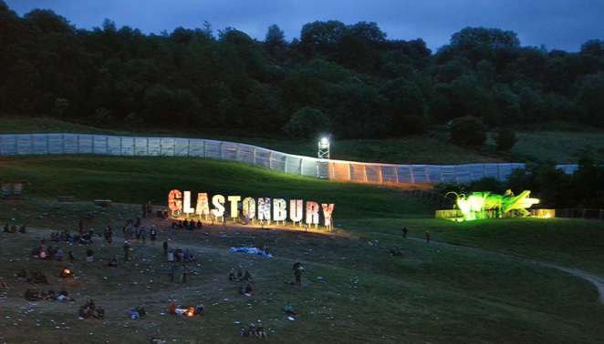 Gramado e letreiro do Glastonbury Gramado e letreiro do Glastonbury 2013