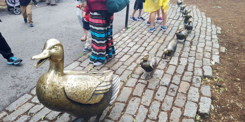 Make way for ducklings. Escultura de uma família de patinhos! Make way for ducklings. Escultura de uma família de patinhos!