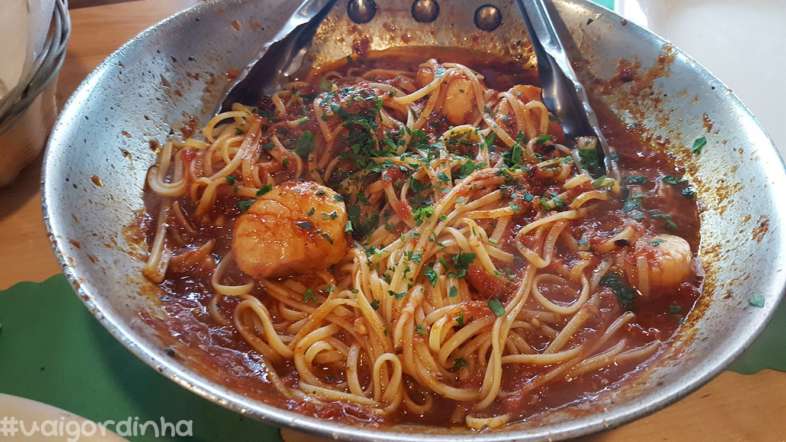 Linguine ao molho vermelho com vieiras, servidos sem frescura na frigideira em que foram feitos!