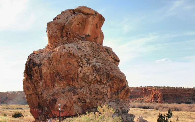 A famosa Rock Owl, ou pedra da coruja, à beira da Rota 66 próxima à cidade de Mesita no Novo México A famosa Rock Owl, ou pedra da coruja, à beira da Rota 66 próxima à cidade de Mesita no Novo México