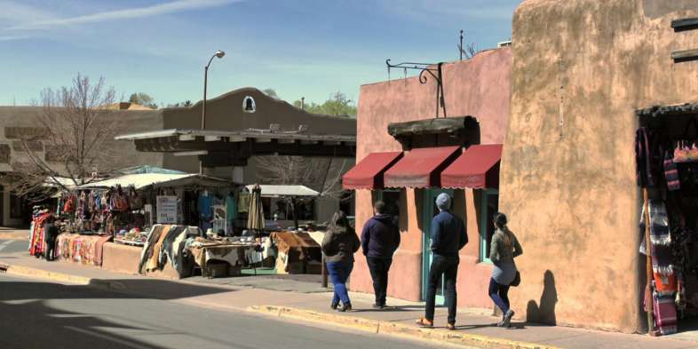 As ruas do centro historico de Santa Fe no Novo Mexico mantem ou recriam o visual da epoca das missoes espanholas na regiao As ruas do centro historico de Santa Fe no Novo Mexico mantem ou recriam o visual da epoca das missoes espanholas na regiao