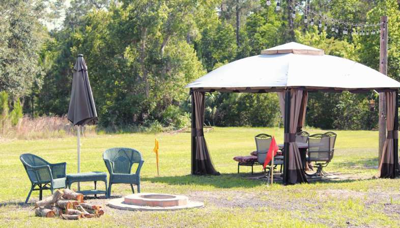 Atrás do hangar há também um espaço para sentar e relaxar ao ar livre