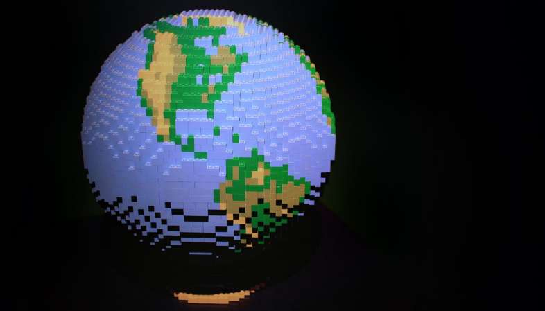 Criar formas esféricas com as peças retangulares é outra obsessão de Sawaya