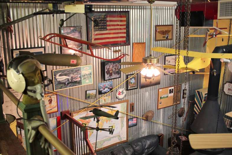 Do quarto no mezanino é possível apreciar mais um pouco da decoração do "hangartamento"