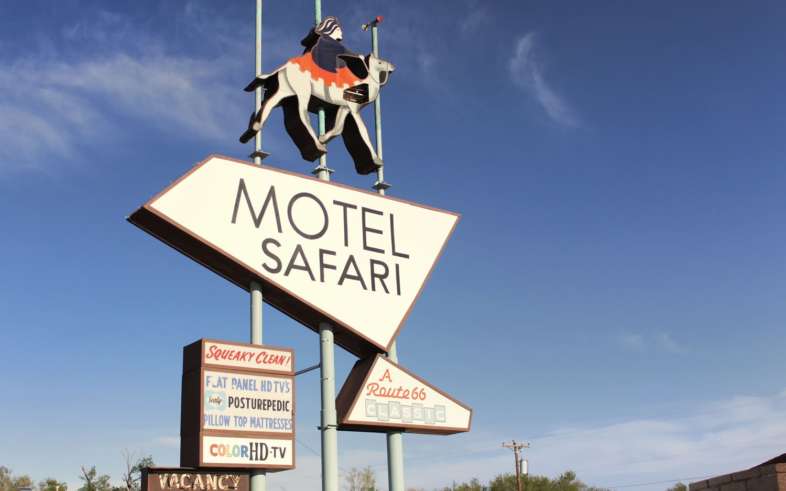 Letreiro do Motel Safari na Rota 66 no Novo México Mais um dos muitos letreiros de neon que iluminam Tucumcari no Novo México