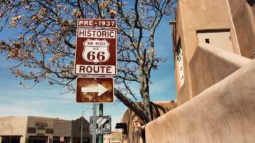 Mesmo dentro da cidade de Santa Fe existe sinalização para que você siga a Rota 66