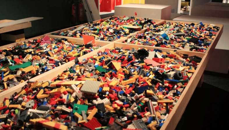 Milhares de blocos de LEGO estão disponíveis para os visitantes criarem suas próprias obras