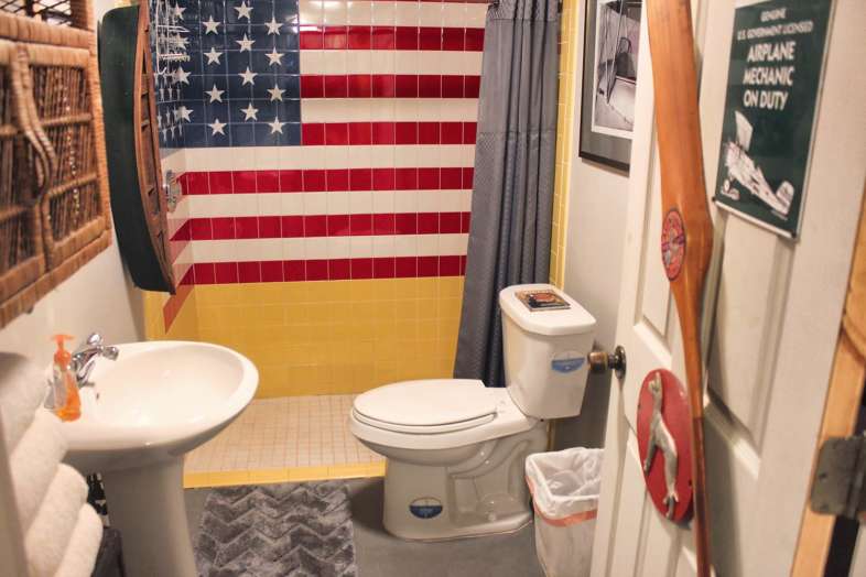 O banheiro patriota do apartamento no hangar da Danville