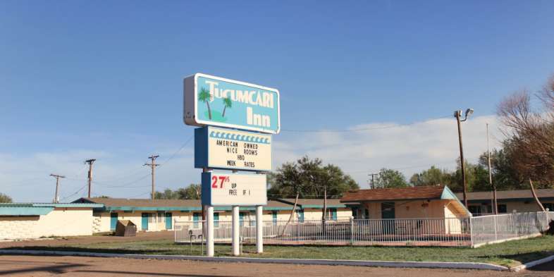 Tucumcari Inn hotel à beira da Rota 66 no Novo México O onipresente patriotismo, mesmo que às vezes insensato, em outro charmoso hotel à beira da Rota 66 no Novo México
