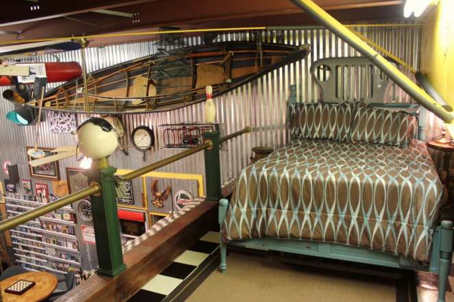 danville bnb: hospegagem perto de Orlando O quarto no mezanino é pequeno, mas inclui cama de casal e guarda-roupa