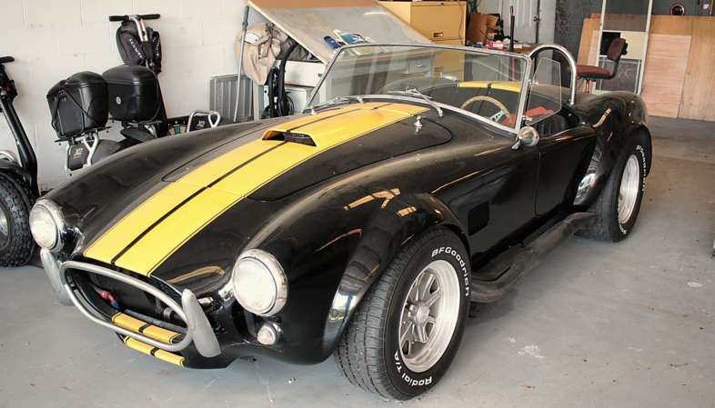 Olha que beleza esse Shelby Cobra preto e amarelo