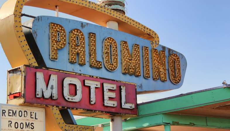 Palomino Motel, um dos muitos letreiros de neon que iluminam Tucumcari no Novo México Palomino Motel, um dos muitos letreiros de neon que iluminam Tucumcari no Novo México