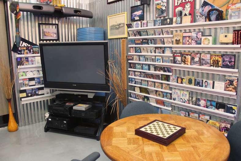 TV, CDs, DVDs e xadrez para passar o tempo