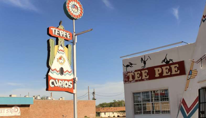 Tepee Curios, famosa loja de bugigangas e lembrancinhas da Rota 66 em Tucumcari, Novo México Tepee Curios, famosa loja de bugigangas e lembrancinhas da Rota 66 em Tucumcari, Novo México