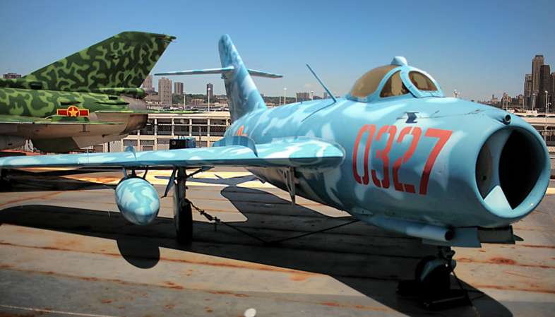 Aviões do flight deck no intrepid Museum em Nova York Eu cresci voando esses MiG-17 em joguinhos de PC