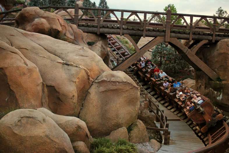 Inaugurada em 2014, a montanha-russa Seven Dwarfs Mine Train agrada crianças e adultos! Inaugurada em 2014, a montanha-russa Seven Dwarfs Mine Train agrada crianças e adultos!