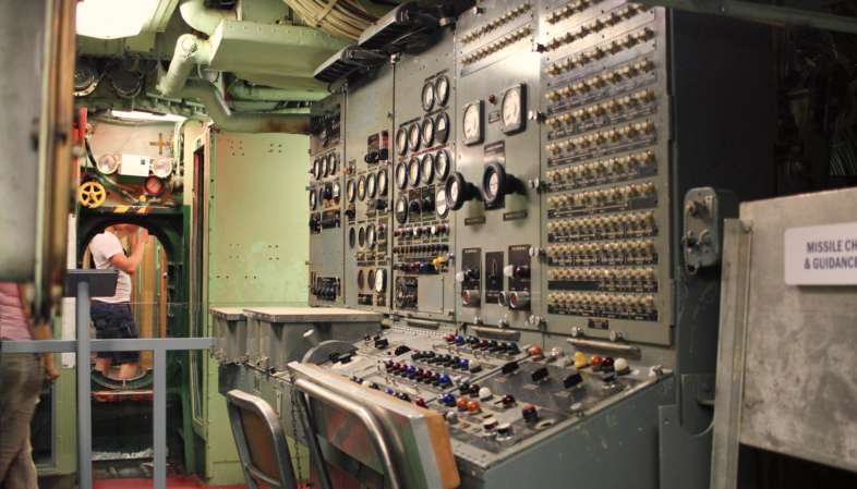 Uma das estações de controle do U.S.S. Growler, submarino que você pode visitar e está incluso no ingresso do Intrepid Uma das estações de controle do U.S.S. Growler, submarino que você pode visitar e está incluso no ingresso do Intrepid
