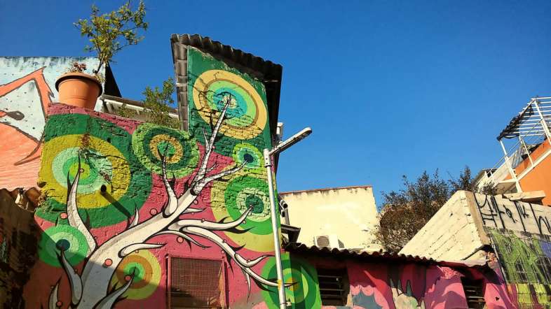 A arte se espalha por todas as paredes no Beco do Batman na Vila Madalena