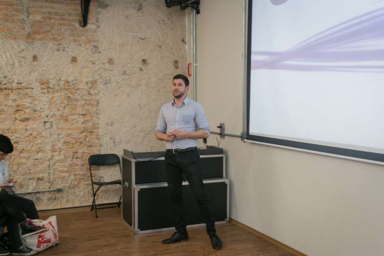Christopher Correia da Rentcars.com apresentando a empresa e dando dicas a blogueiros